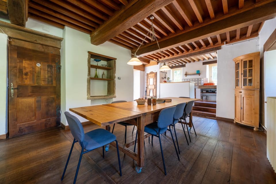 Dining area, pet friendly, stove