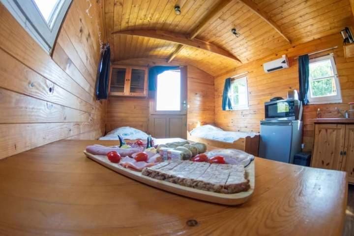 Roulotte et Jacuzzi de Rachel au Domaine du Reuze House in Flanders