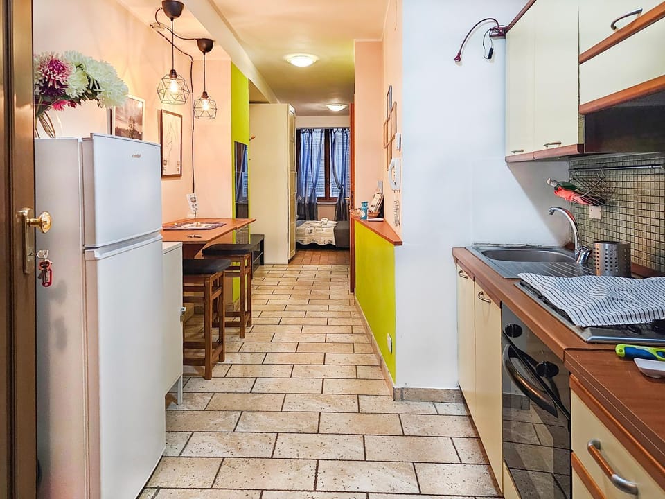 Kitchen or kitchenette, Dining area, oven, stove