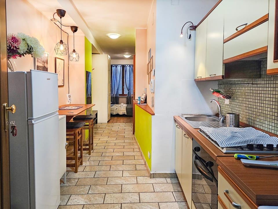 Kitchen or kitchenette, Dining area, oven, stove