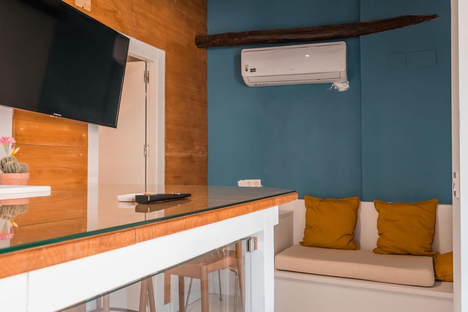 Communal lounge/ TV room, TV and multimedia, Kitchen or kitchenette, Living room, Seating area, air conditioner