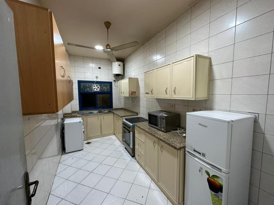 Low Priced New Residential Rooms for Men Guests near DAFZA Metro Station Apartment in Al Sharjah