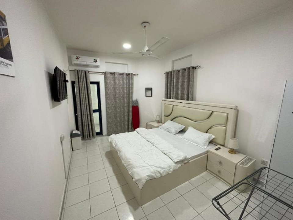 Low Priced New Residential Rooms for Men Guests near DAFZA Metro Station Apartment in Al Sharjah