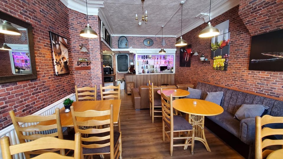 Restaurant/places to eat, Lounge or bar