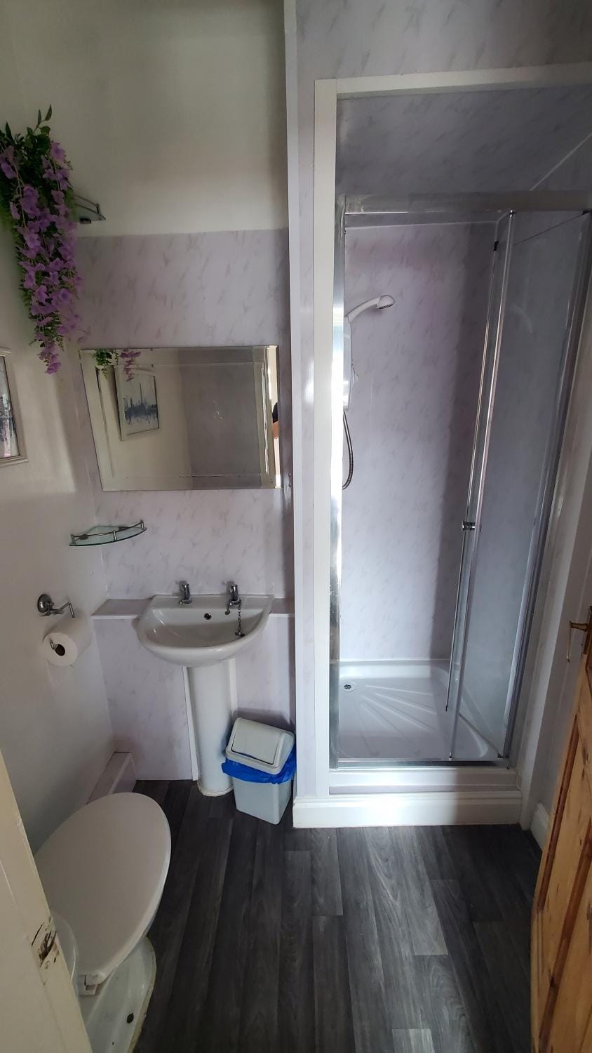 Shower, Toilet