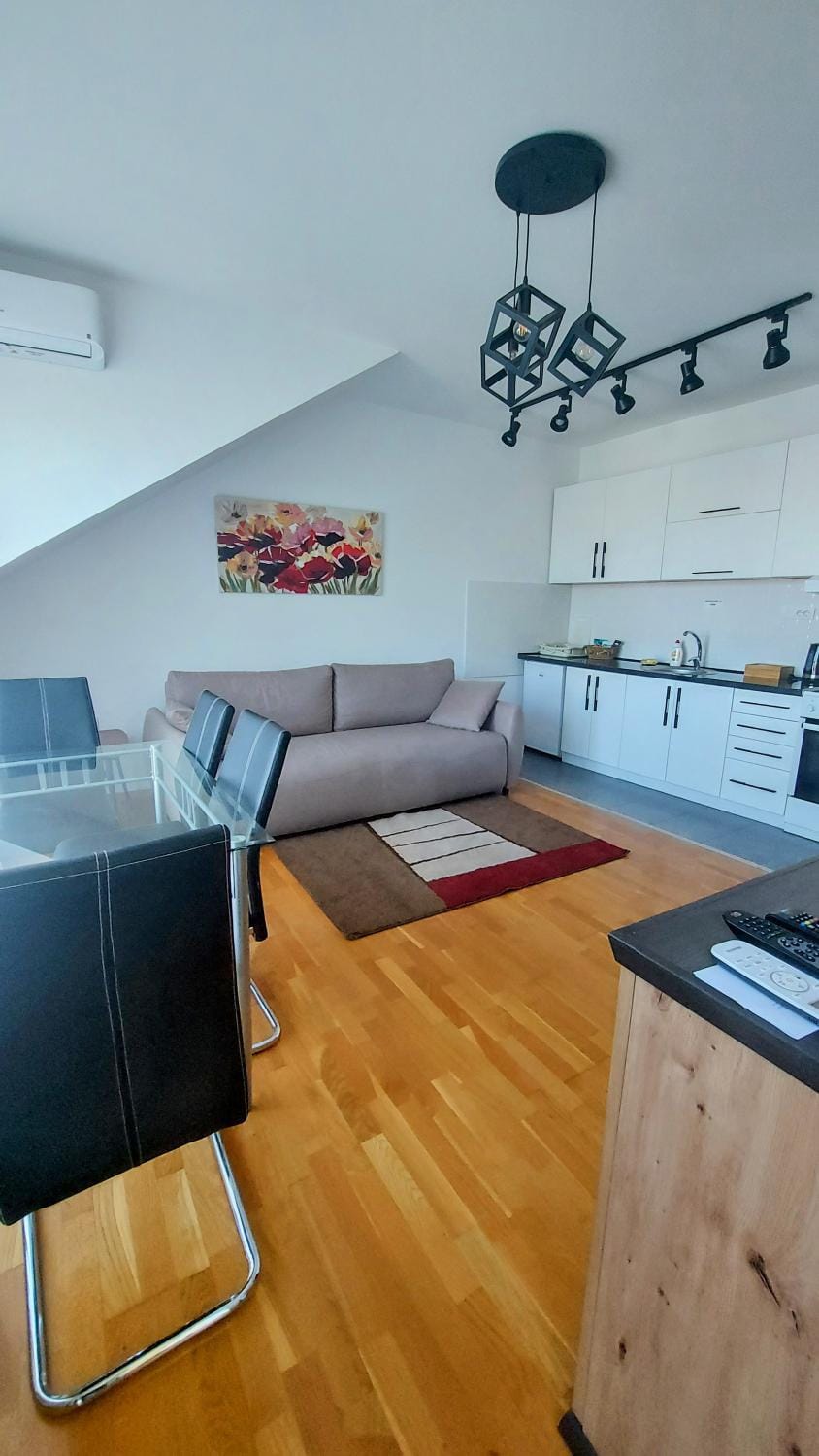 TV and multimedia, Living room, Seating area, Dining area
