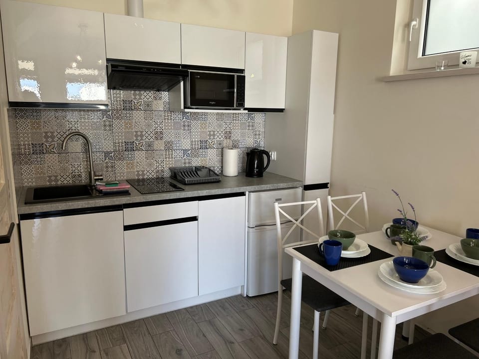 Coffee/tea facilities, Kitchen or kitchenette, Dining area, dishwasher, stove