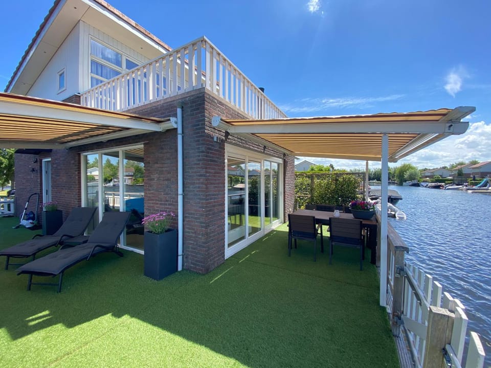 Water Villa Minaro Vinkeveen House in South Holland (province)