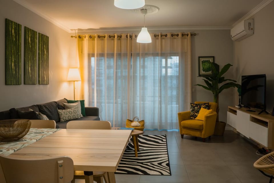 TV and multimedia, Living room, Seating area, Dining area, air conditioner