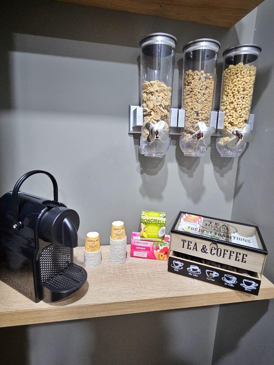Coffee/tea facilities, Kitchen or kitchenette, Food and drinks, Food, Italian breakfast, toaster