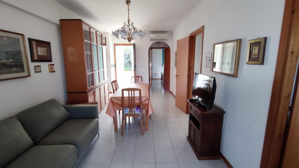 Communal lounge/ TV room, Living room, Seating area, Dining area