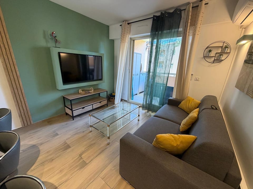 Résidence de Vacances avec Piscine & Transat, à 2 minutes des plages - Bât n2 Apartment in Antibes