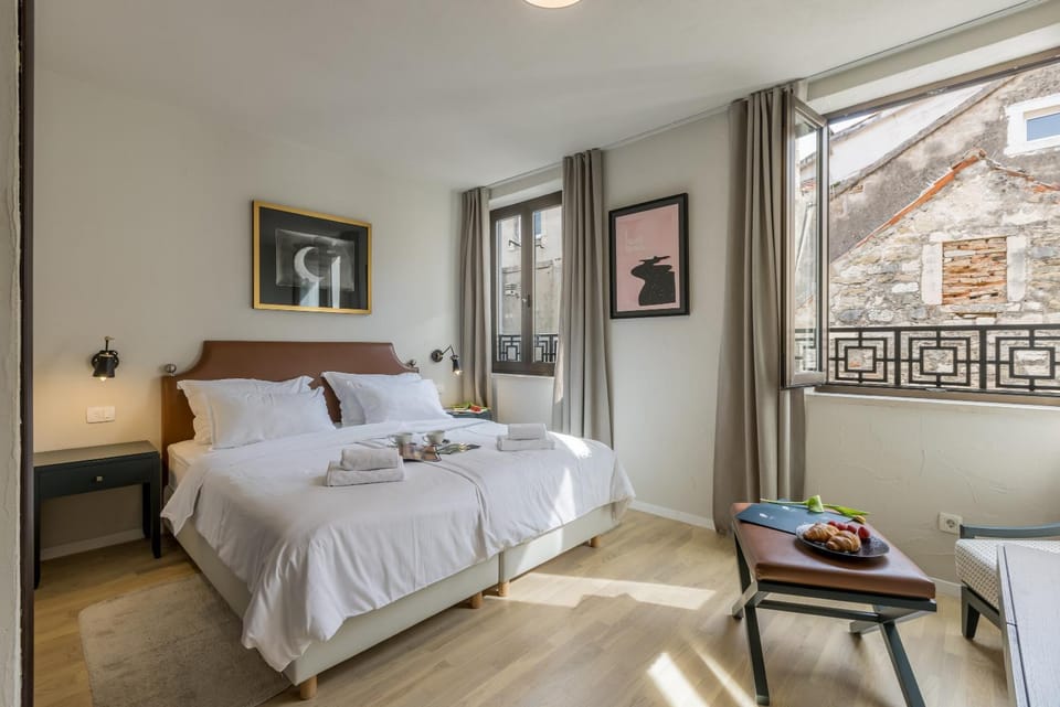Bed, Photo of the whole room, Bedroom, towels