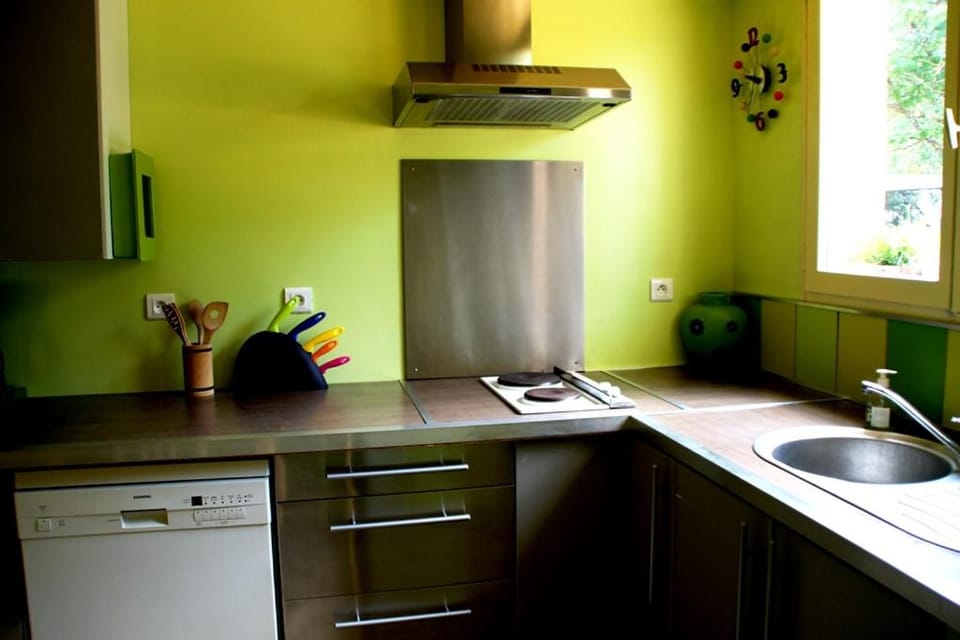 Kitchen or kitchenette, dishwasher, stove