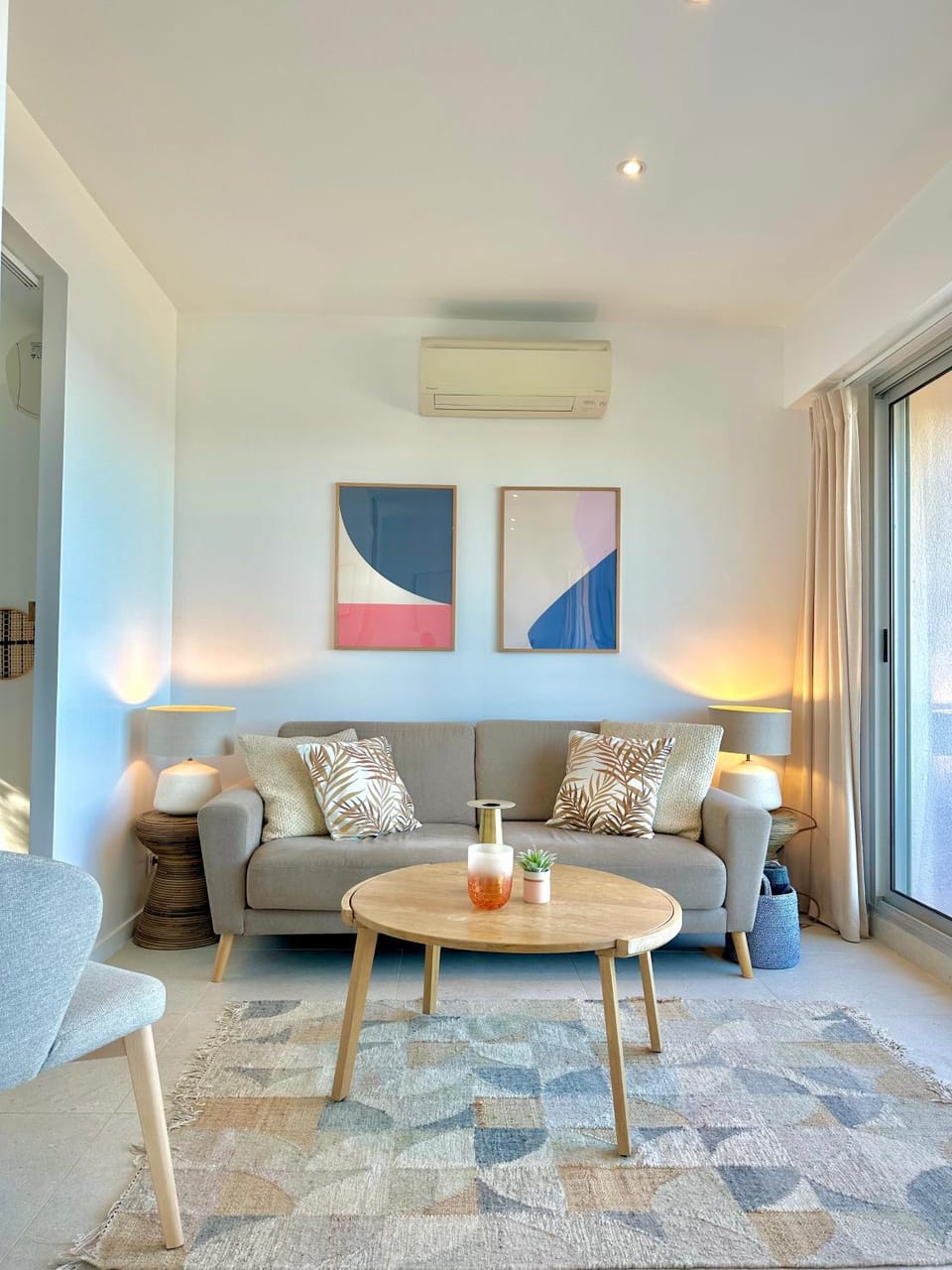 Living room, Seating area, air conditioner