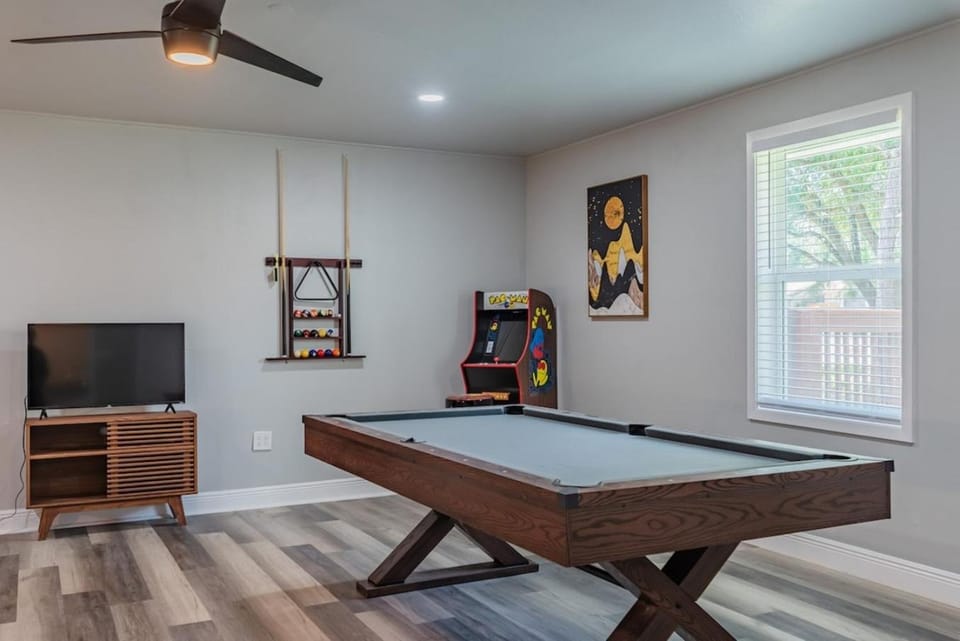 Stunning Pool overlooking Golf course & Game room House in San Antonio