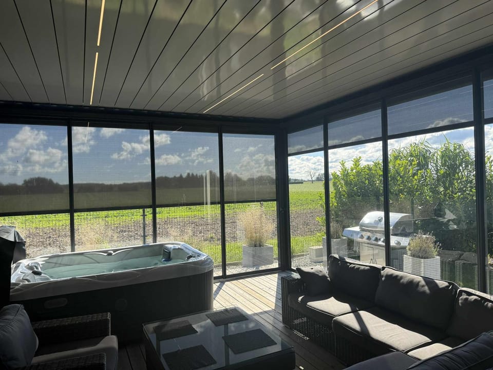 Day, Hot Tub, Seating area