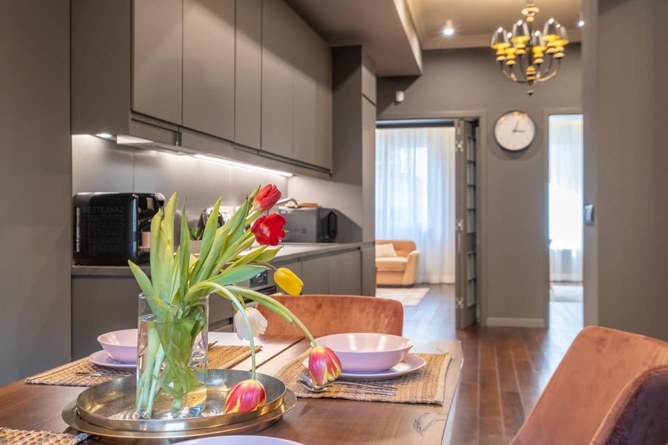 Kitchen or kitchenette, Dining area