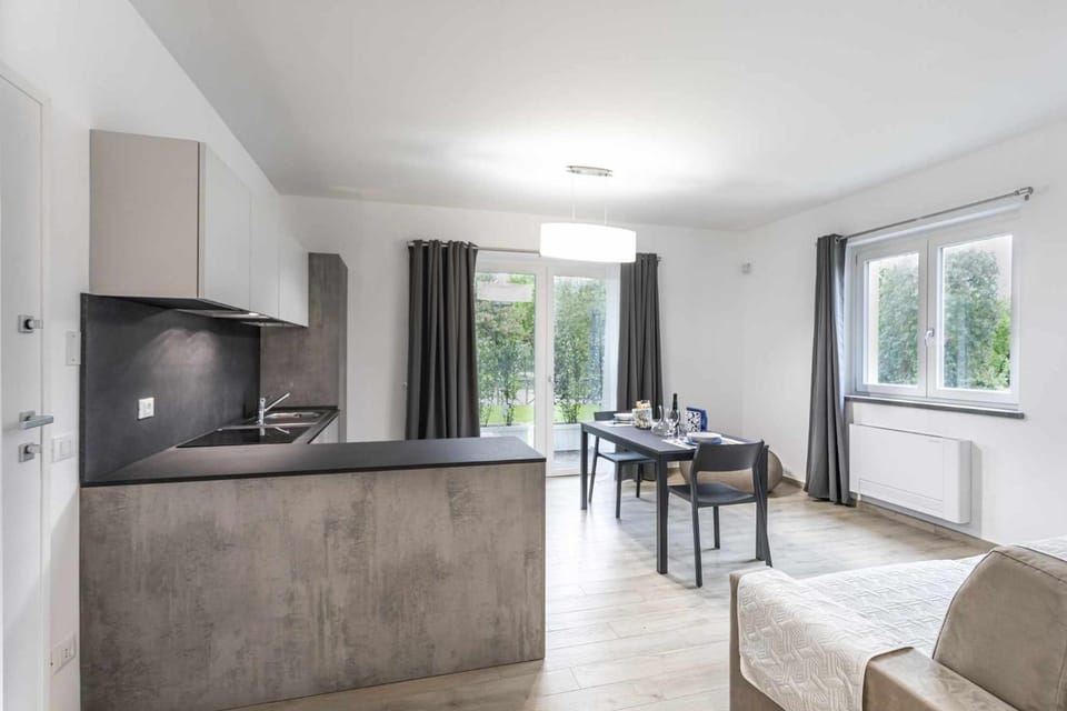TV and multimedia, Kitchen or kitchenette, Living room, Seating area, Dining area