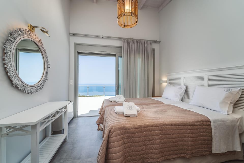Photo of the whole room, Sea view