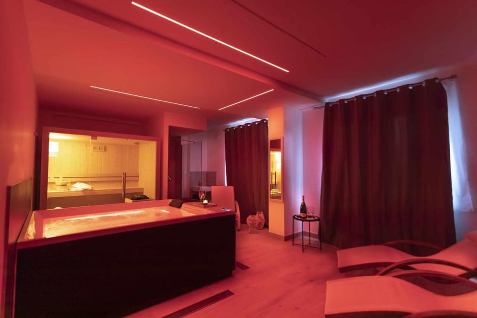 Hot Tub, Sauna