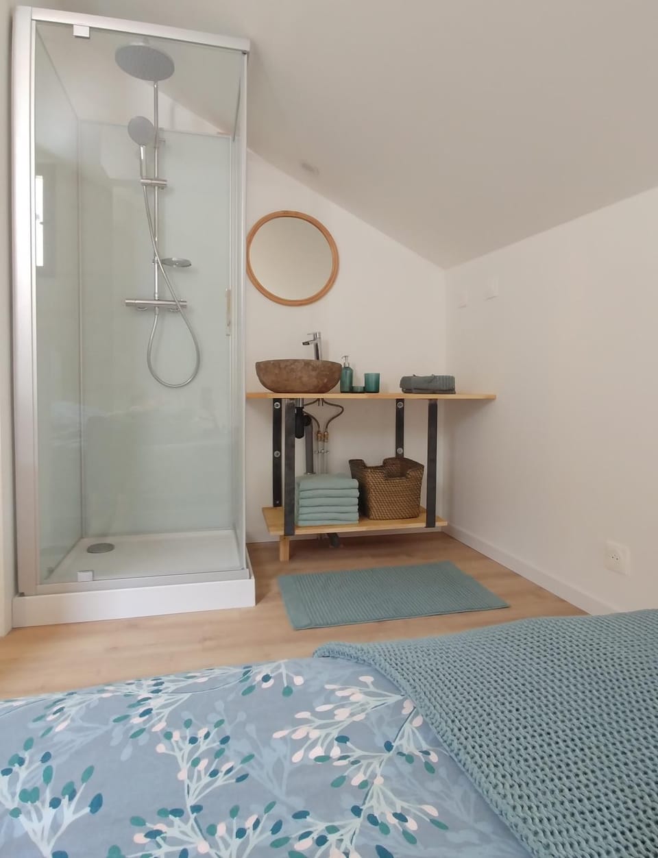 Shower, Bed, Bathroom, Photo of the whole room, Bedroom