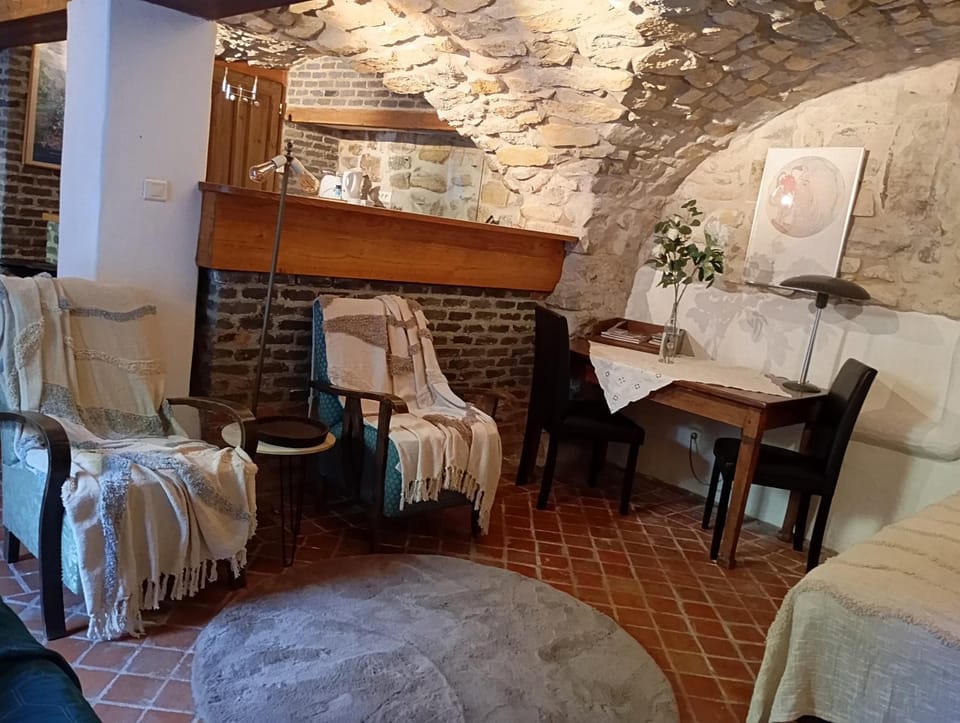 Ardèche les cigales, studio murier piscine partagée Bed and Breakfast in Grospierres