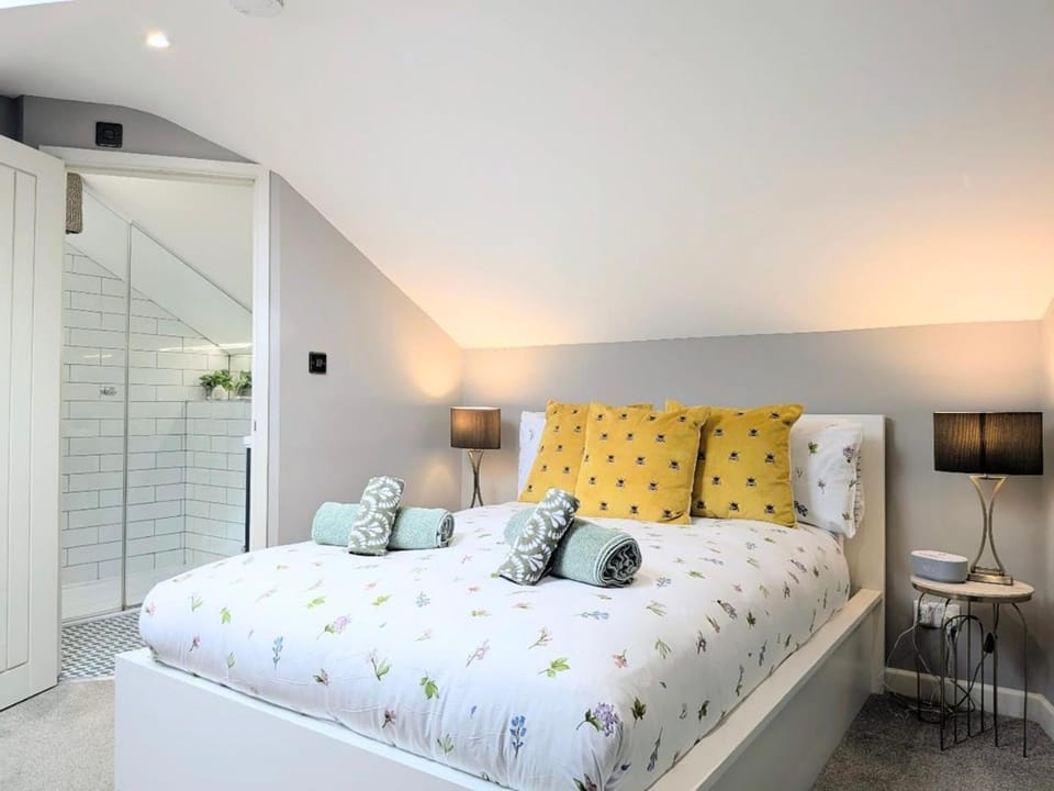 Bed, Bathroom, Bedroom, towels