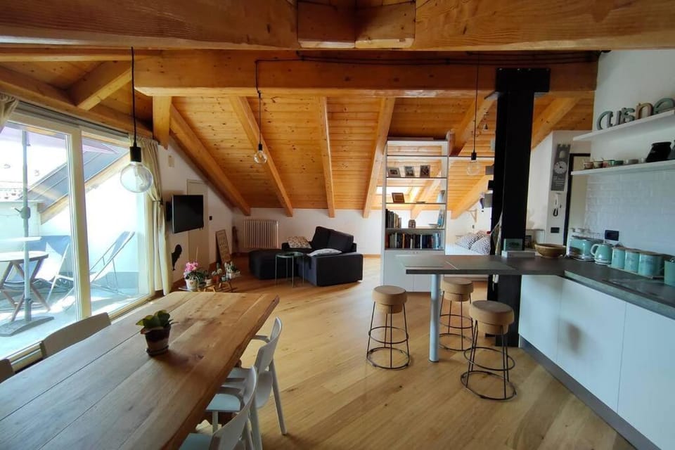 Kitchen or kitchenette, Living room, Seating area, Dining area