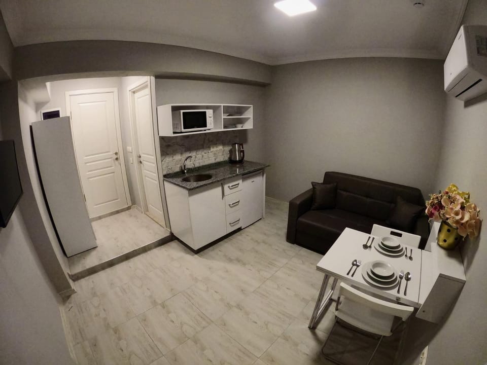 Coffee/tea facilities, Kitchen or kitchenette, Living room, Seating area, Dining area, minibar, stove