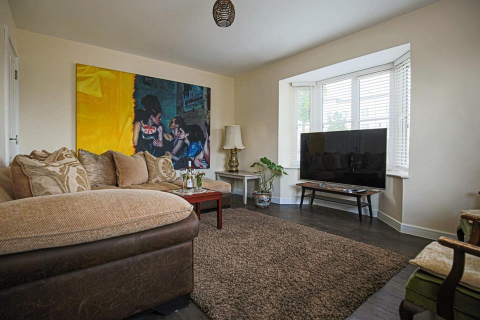 Premium 4 large double bed townhouse in Bicester, next to Bicester Village House in Cherwell District