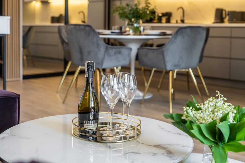 Living room, Seating area, Dining area, Drinks