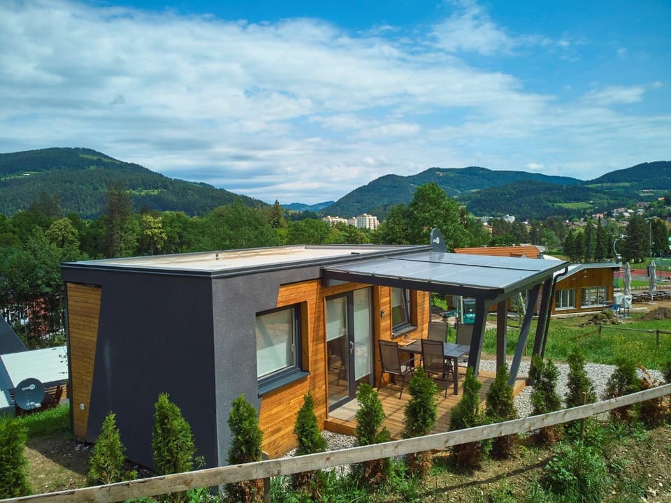 Property building, Day, Natural landscape, Balcony/Terrace, Mountain view