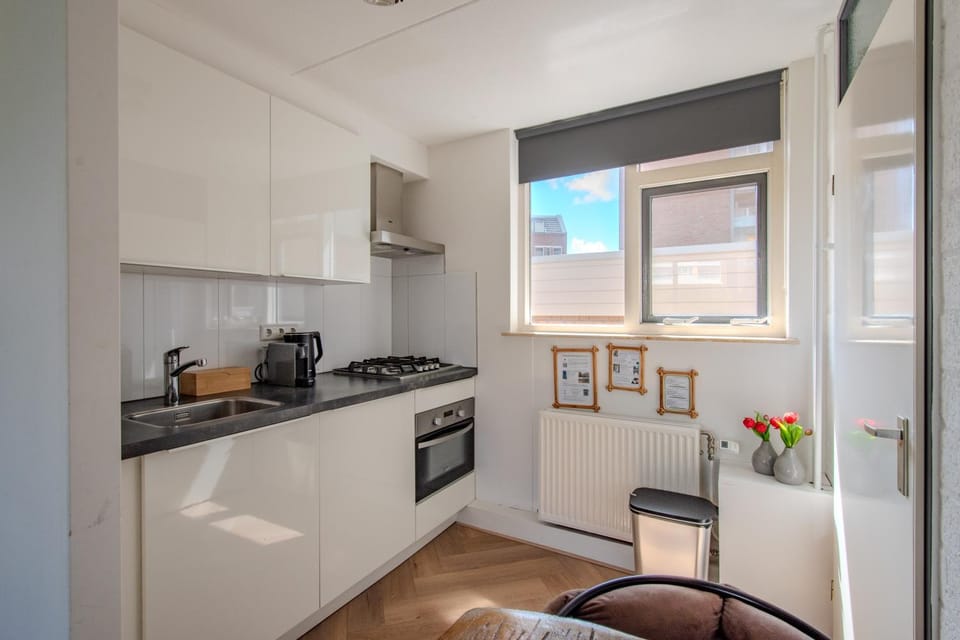 Coffee/tea facilities, Kitchen or kitchenette, Dining area, microwave, oven, stove, toaster