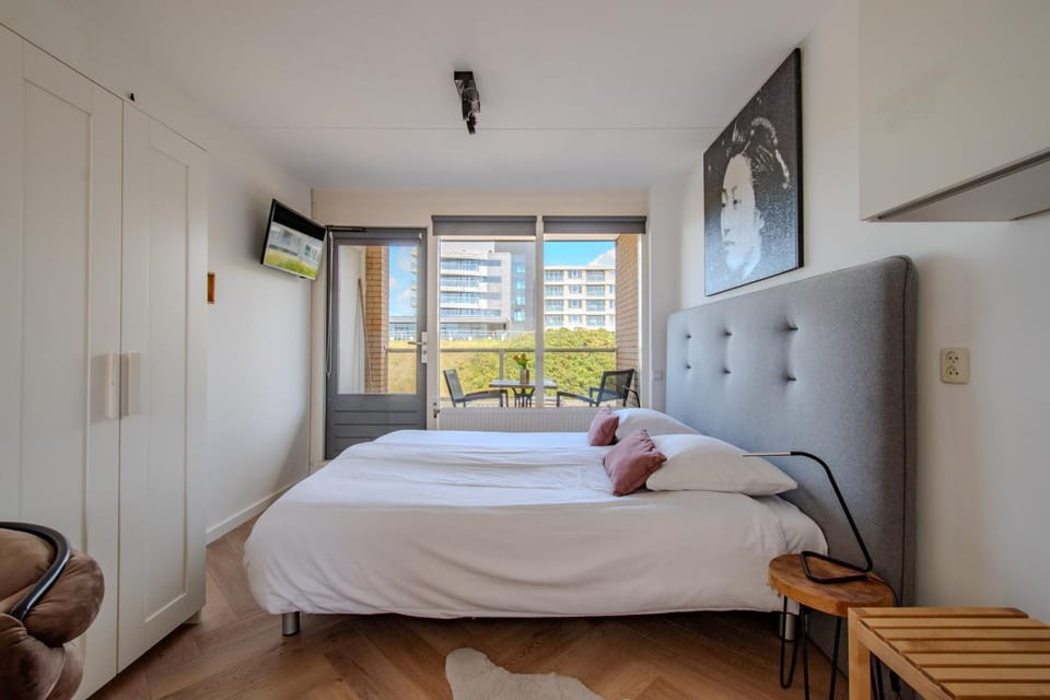 Bed, TV and multimedia, Bedroom