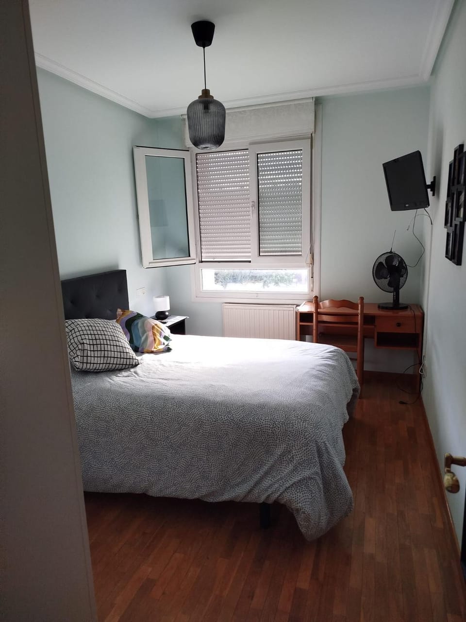 Photo of the whole room, Seating area, Bedroom