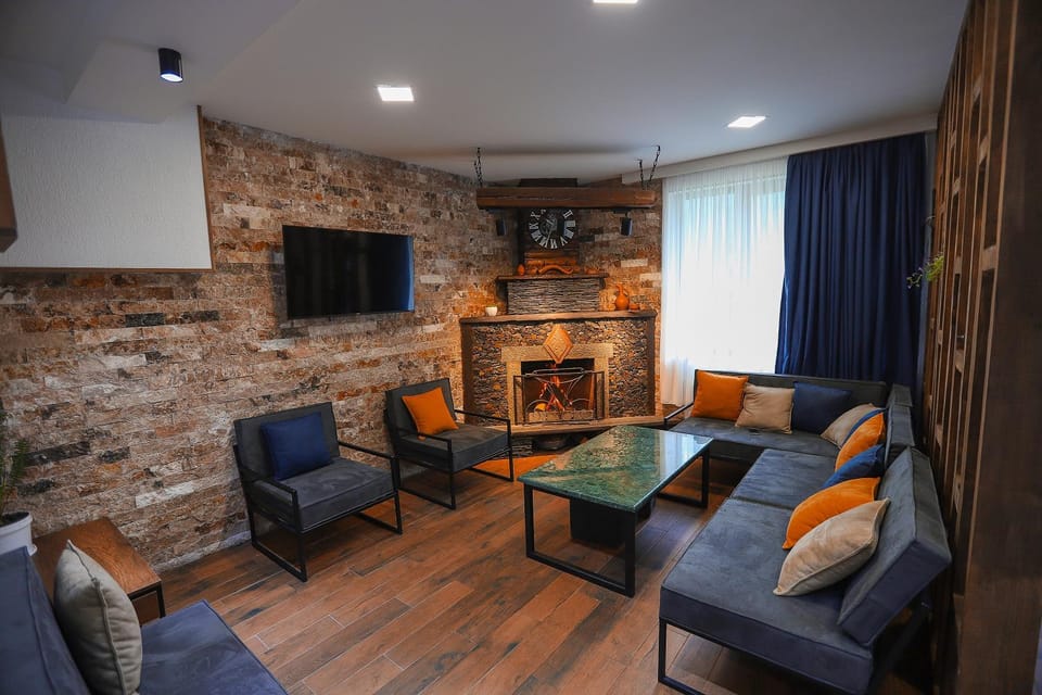 Communal lounge/ TV room, TV and multimedia, Living room, Seating area, Evening entertainment