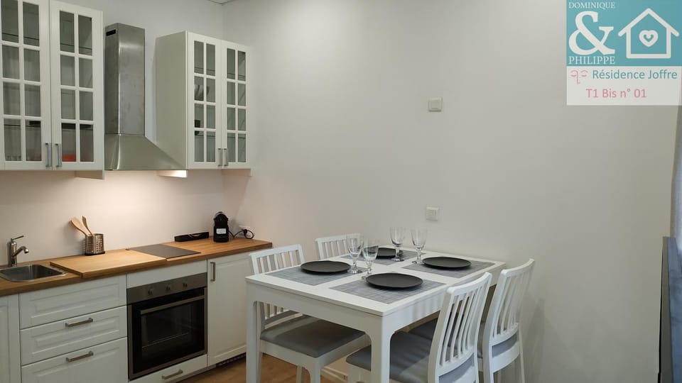 Kitchen or kitchenette, Seating area, Dining area