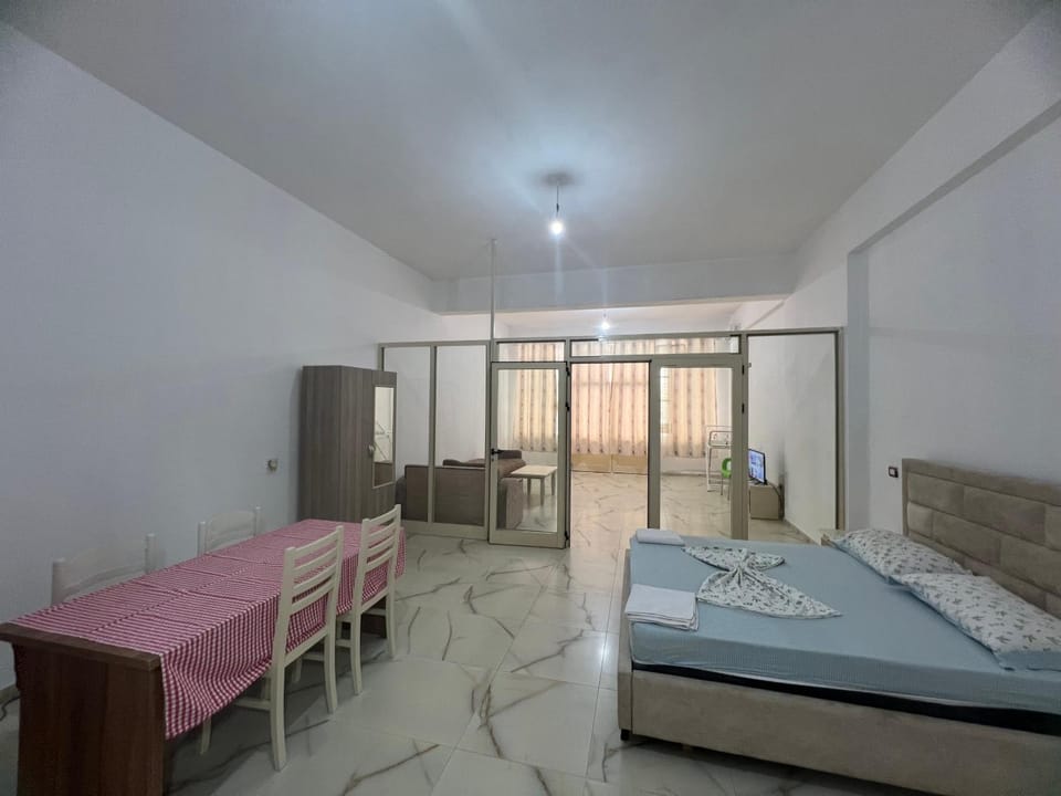 Bed, Living room, Photo of the whole room, Seating area, Dining area, Bedroom