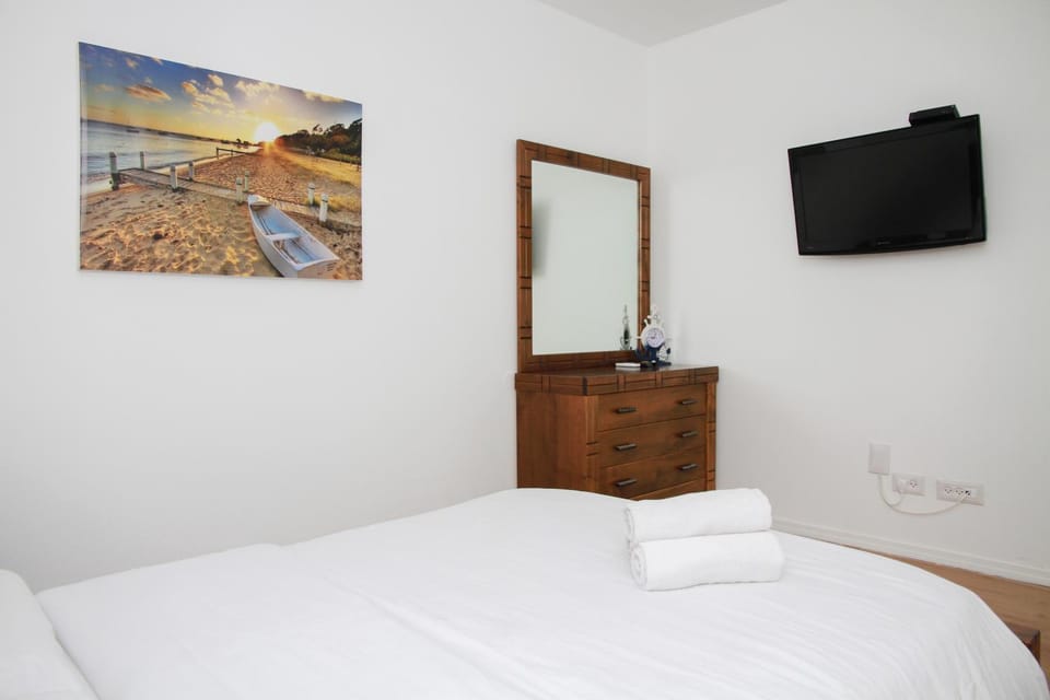 Bed, TV and multimedia, Bedroom