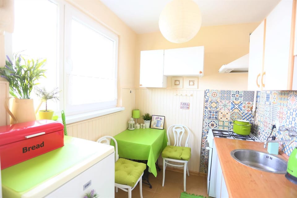 Kitchen or kitchenette, Dining area, oven