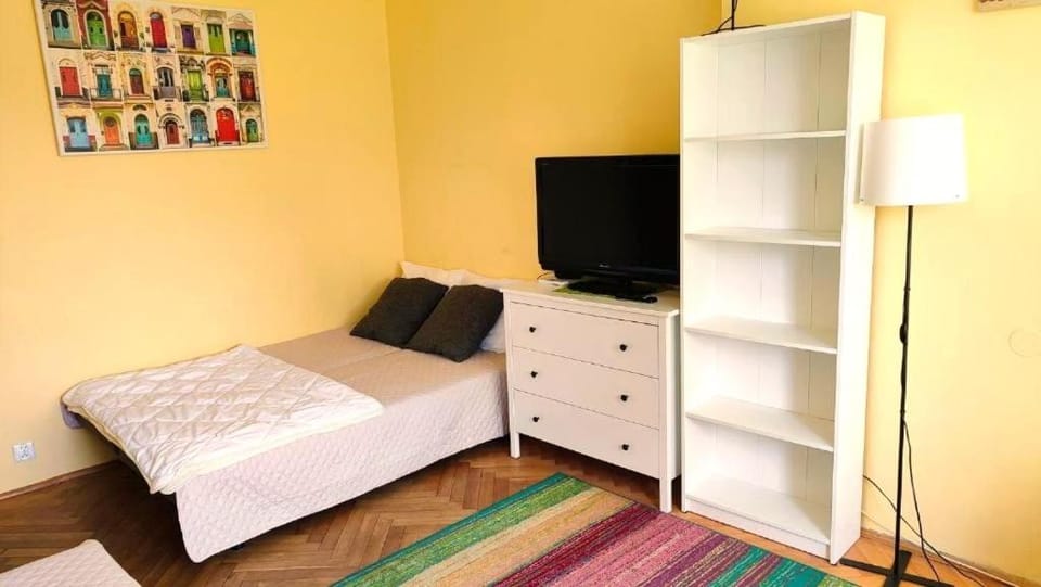 Bed, TV and multimedia, Photo of the whole room, Bedroom
