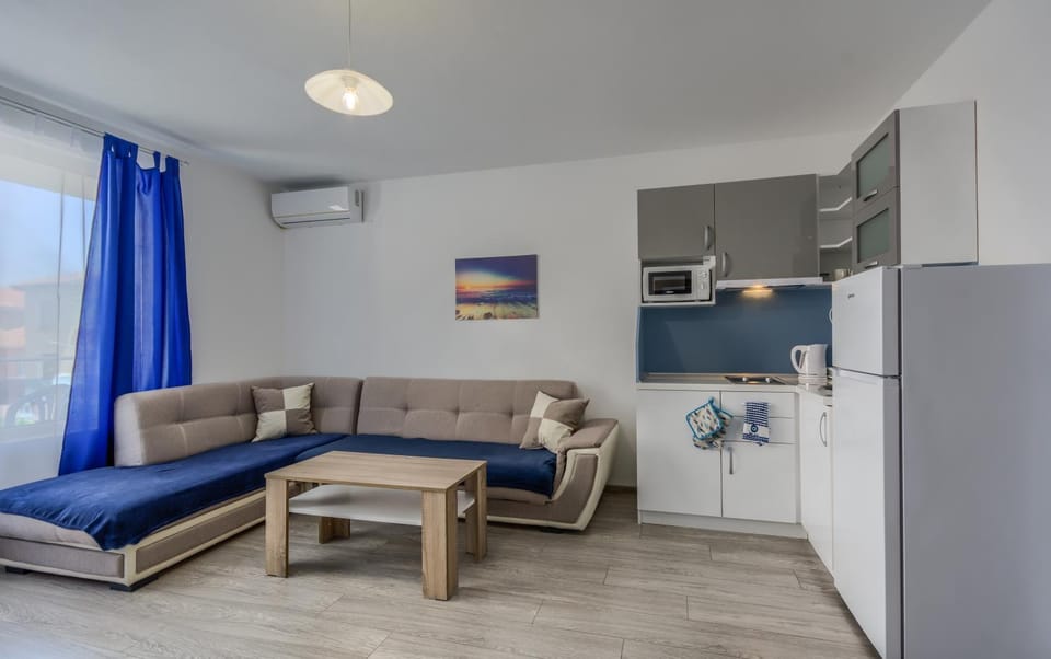 Kitchen or kitchenette, Living room, Seating area, air conditioner