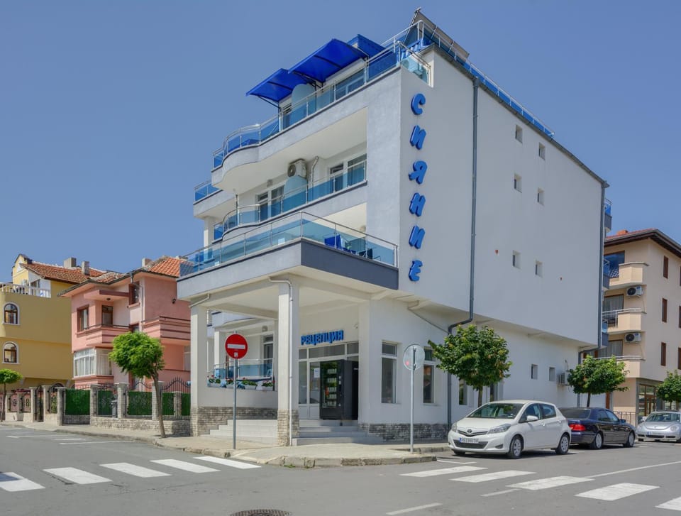 Property building, Day, Neighbourhood, Street view, Location, Parking