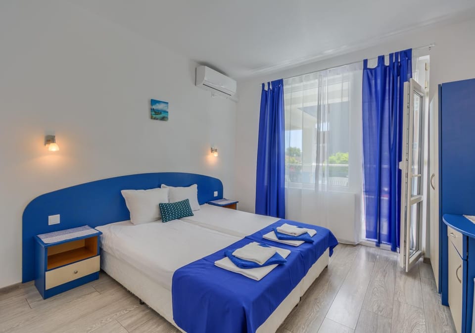 Bed, Photo of the whole room, towels, air conditioner