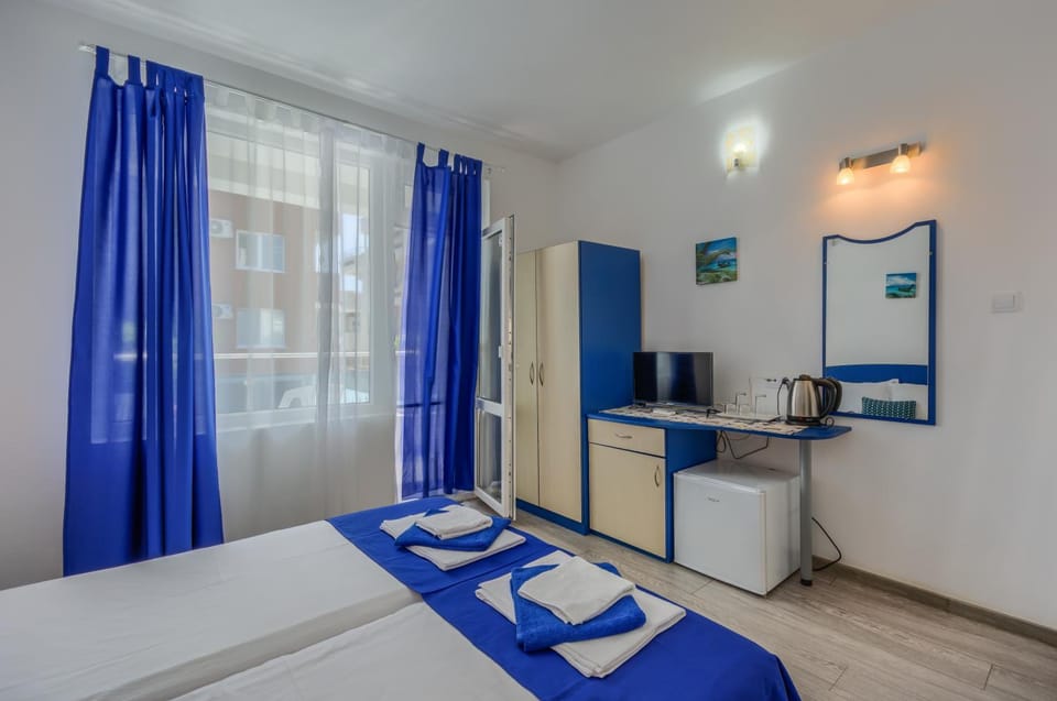 Bed, TV and multimedia, Photo of the whole room, towels
