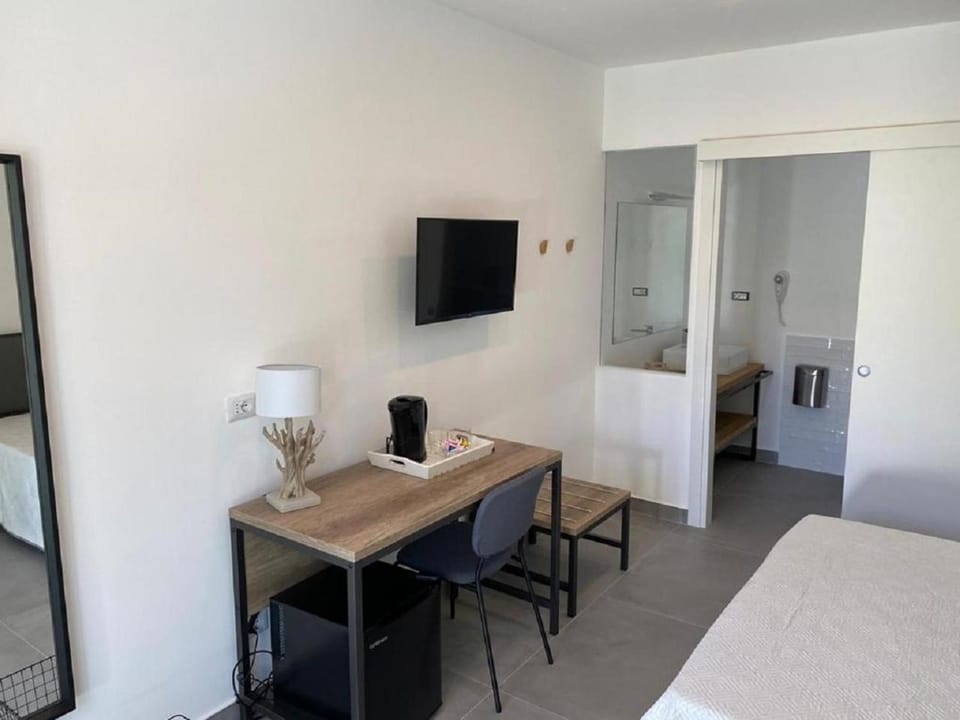 Bed, TV and multimedia, Photo of the whole room, Bedroom