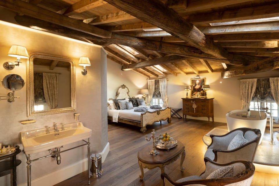 Photo of the whole room, Bath