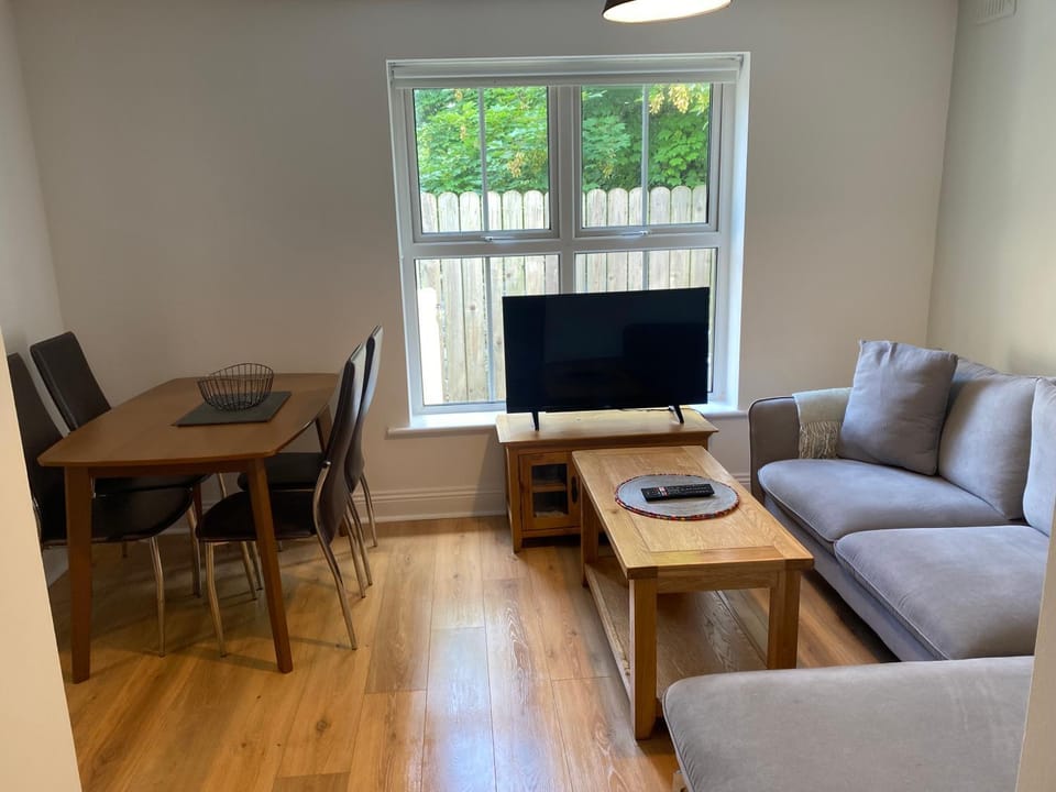 TV and multimedia, Living room, Seating area, Dining area, Evening entertainment