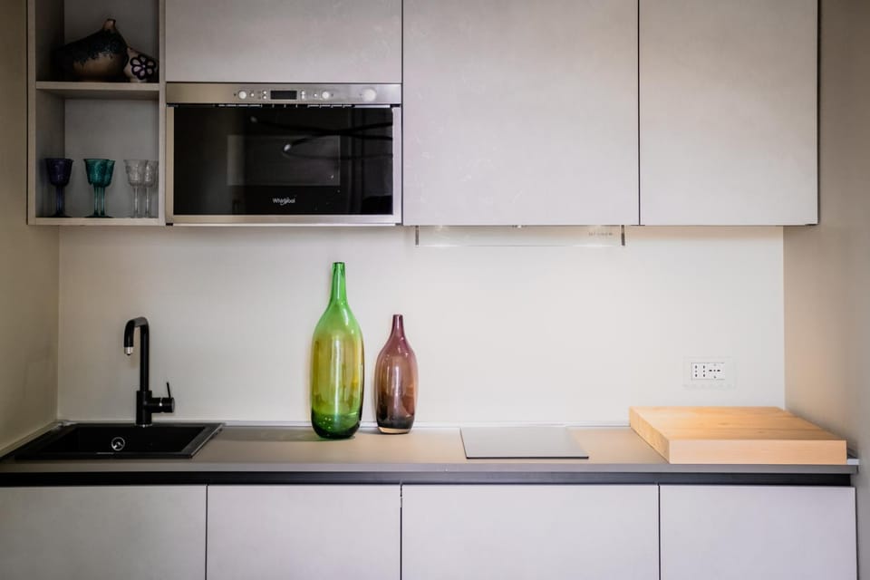 Kitchen or kitchenette, minibar